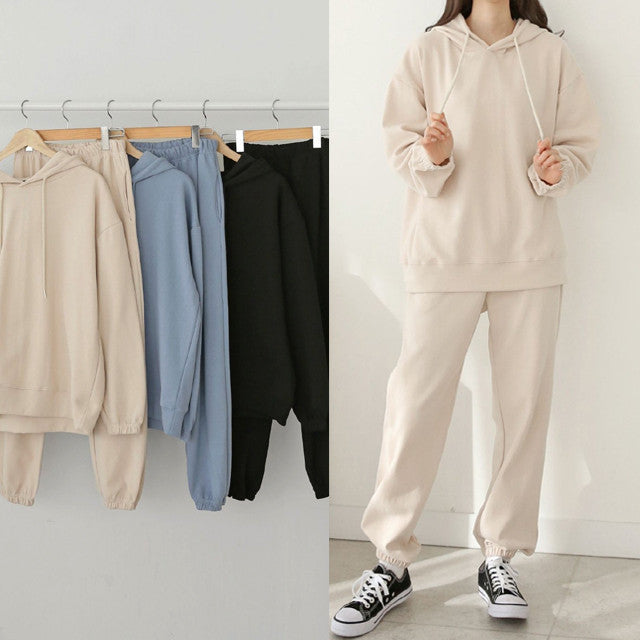 Women's casual hoodie and sweatpants set made of soft cotton material Chic & Stil