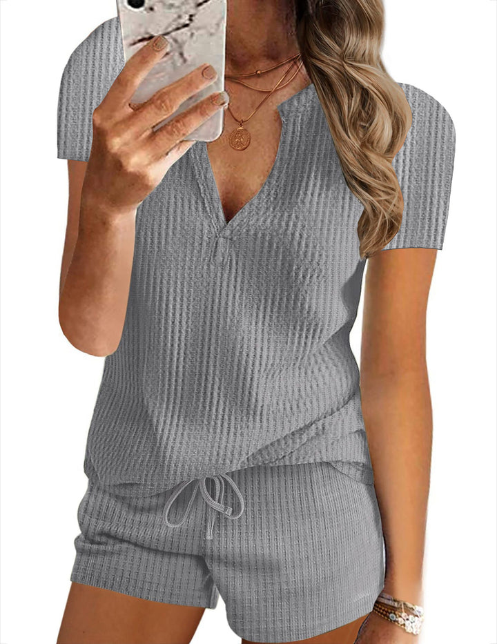 Comfortable lounge set for women with V-neck and elastic waistband Lune London