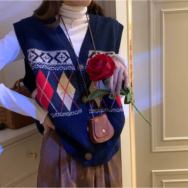 Knitted vest for women with an elegant diamond pattern and Lune London button detail