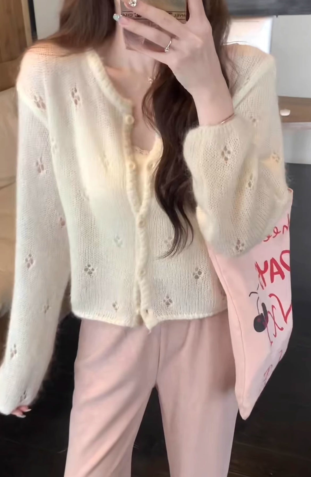 Cardigan pour femmes avec un motif floral délicat et des boutons élégants Chic & Stil
