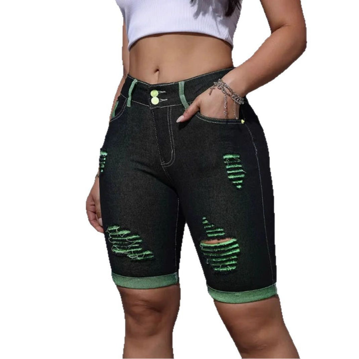 Shorts en denim déchirés pour femmes avec taille haute et accents néon Chic & Stil