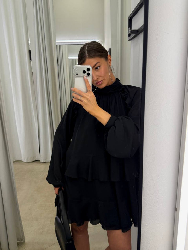 Robe aérienne pour femmes avec ourlet à volants et élégant col montant Chic & Stil