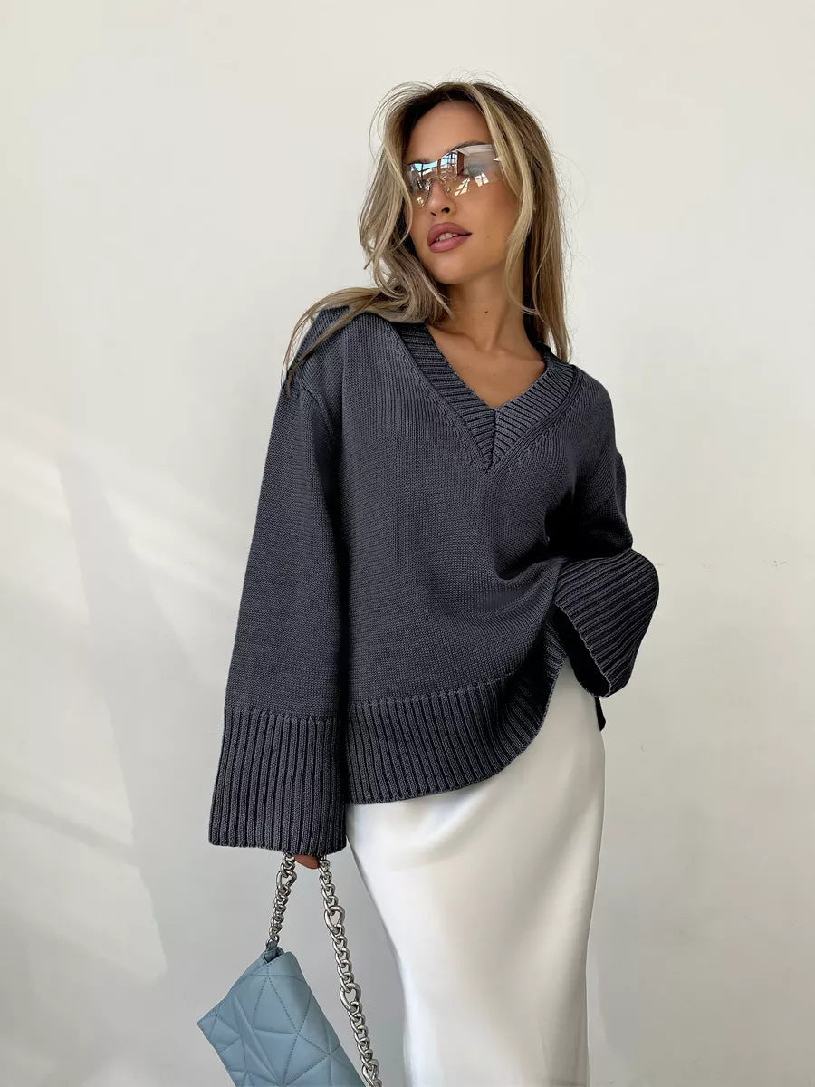 Women elegant knit sweater with V-neck and casual fit Chic & Stil