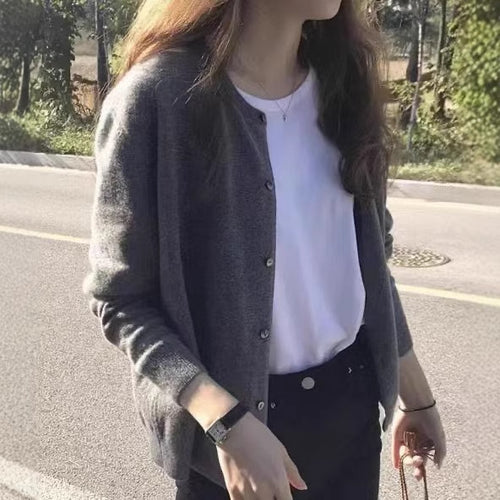 Comfortable knitted cardigan for women with fine texture and buttons Lune London