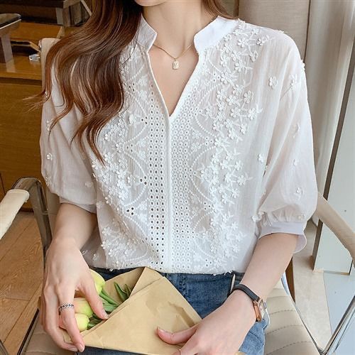 Blouse pour femmes avec broderie florale et manches mi-longues Chic & Stil