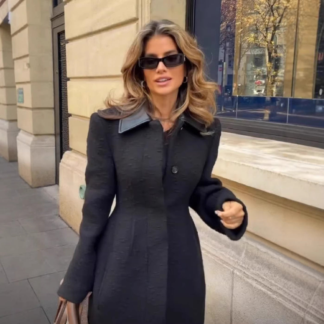 Manteau long élégant pour femmes avec design texturé et col luxueux Chic & Stil