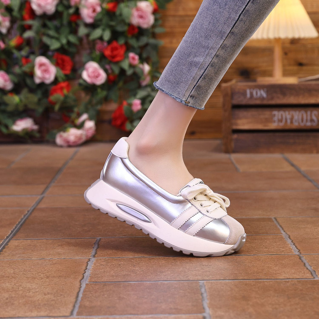 Comfortable sneakers for ladies in a trendy blend of leather and textile Lune London