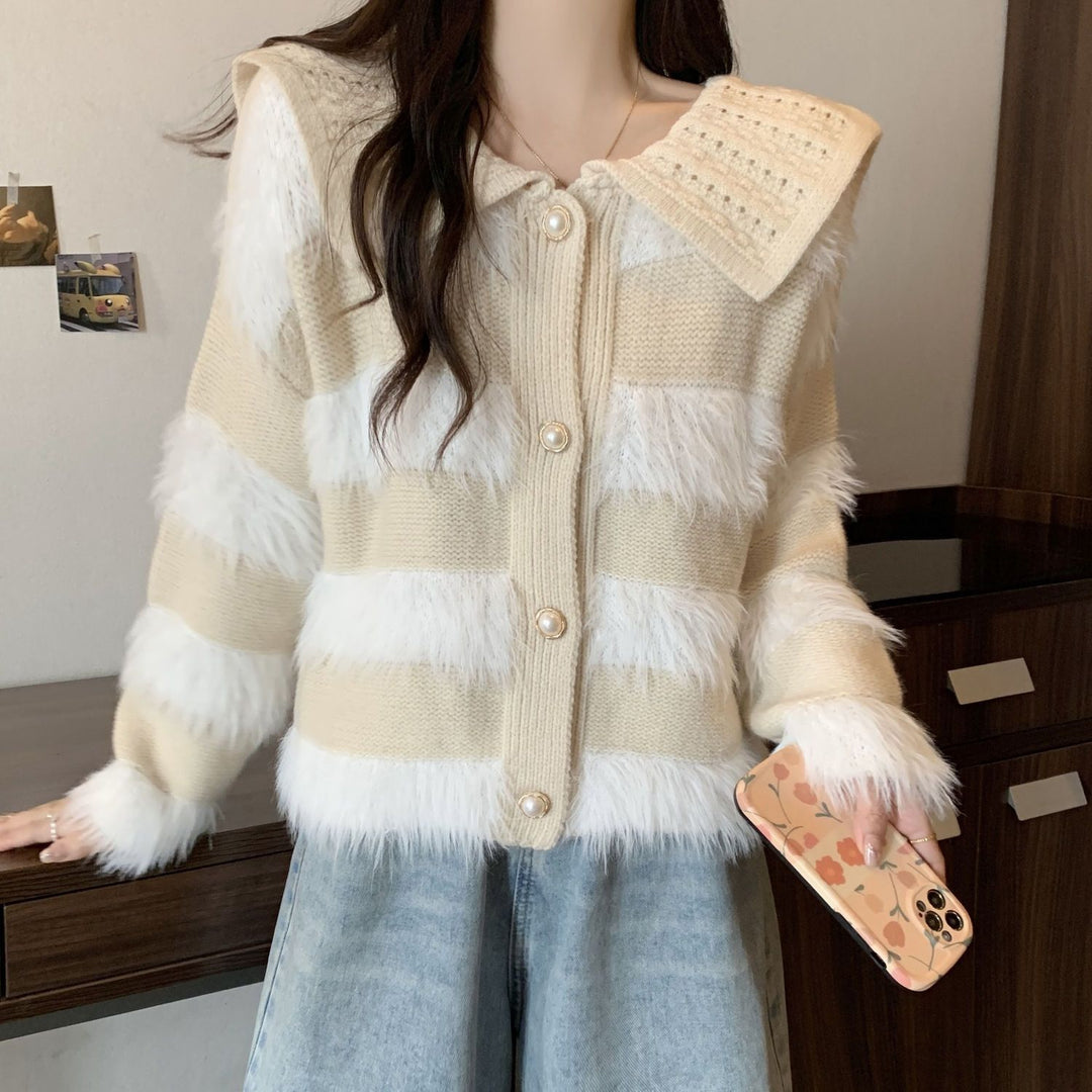 Cardigan pour femmes avec col tressé et appliqués en fausse fourrure Chic & Stil