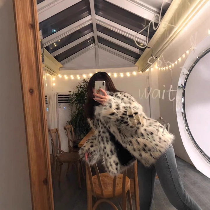 Women Magnificent short fur coat with leopard pattern Lune London