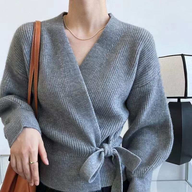 Pull élégant pour femmes à enrouler avec col en V et cordon de serrage à la taille Chic & Stil