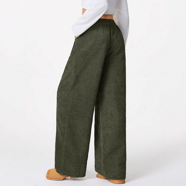 Pantalon large en corduroy à la mode pour femmes avec taille élastique et poches pratiques Chic & Stil