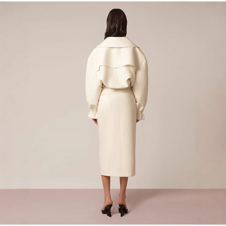 Trendy short women's jacket with applied pockets and wide collar Lune London