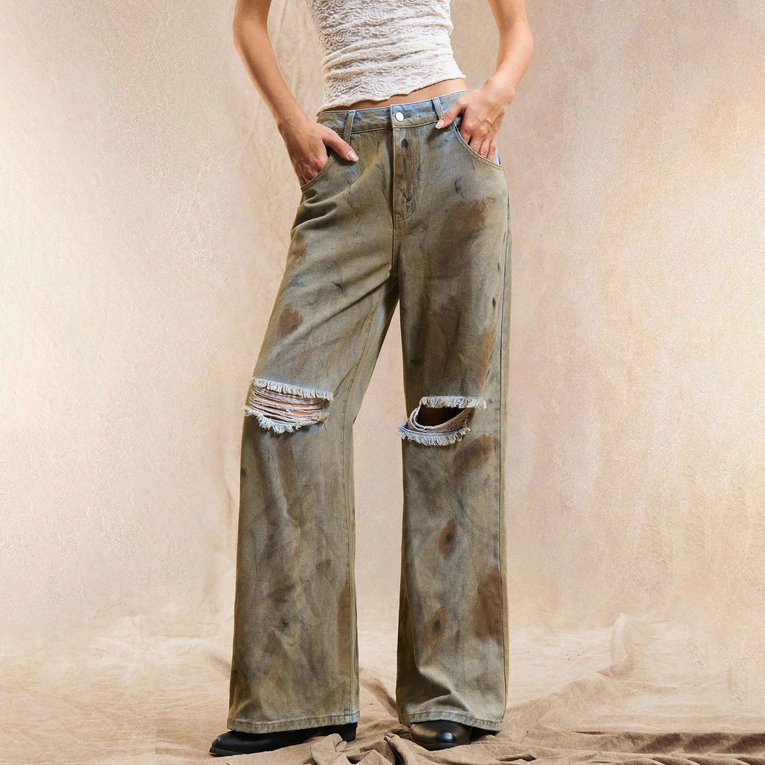 Wide jeans for women with trendy destroyed details and a relaxed chic cut and style