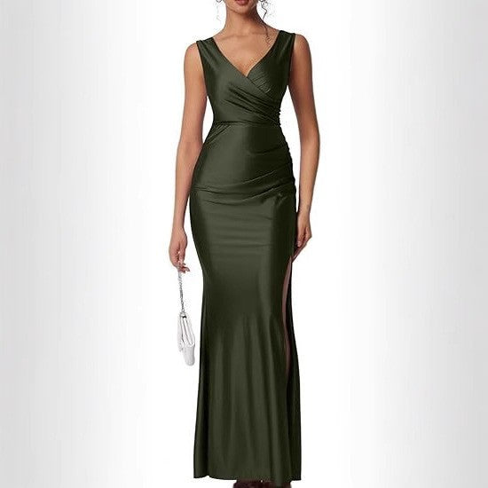 Elegant evening dress for women with a fitted cut and a side opening Lune London