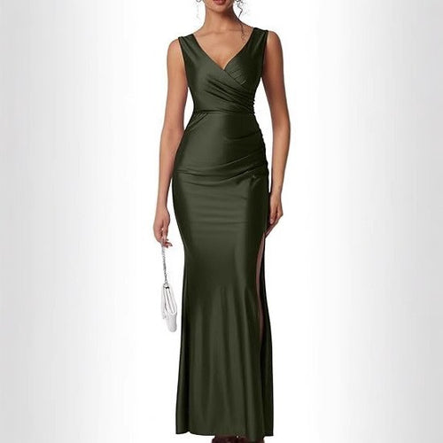 Elegant evening dress for women with a fitted cut and a side opening Lune London