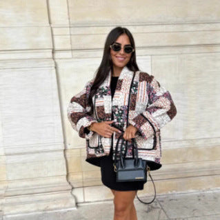 Veste matelassée en patchwork pour femmes avec accents floraux et coupe ample Chic & Stil
