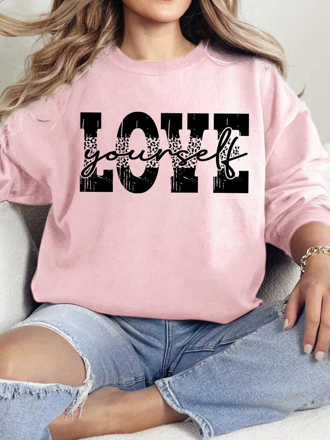 Sweat-shirt pour femmes avec une lettrage LOVE créatif et une coupe décontractée Chic & Stil