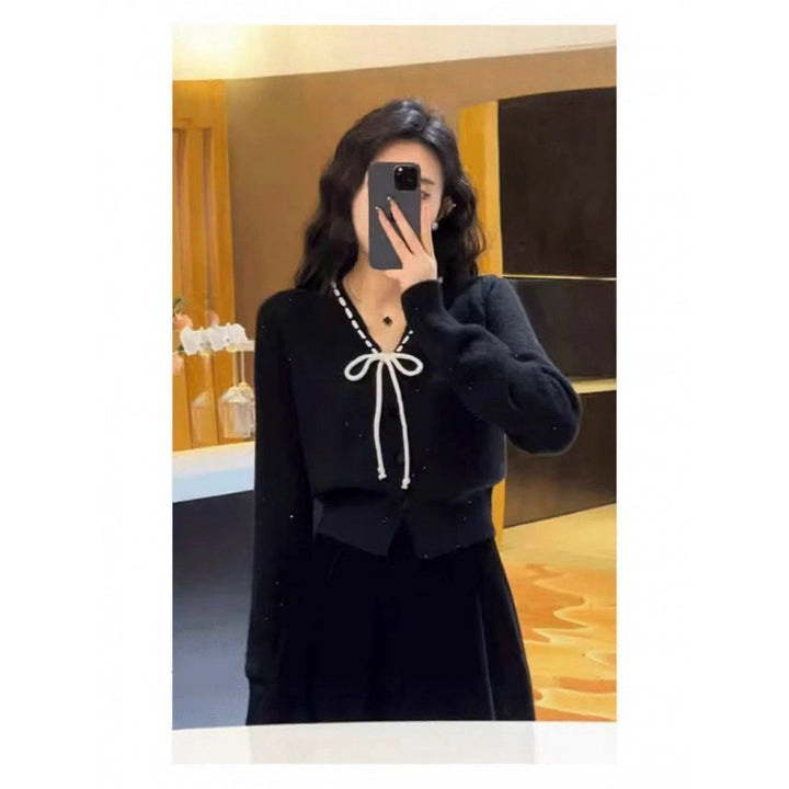 Cardigan pour femmes avec fermeture décorative à nœud et détails de bouton Chic & Stil