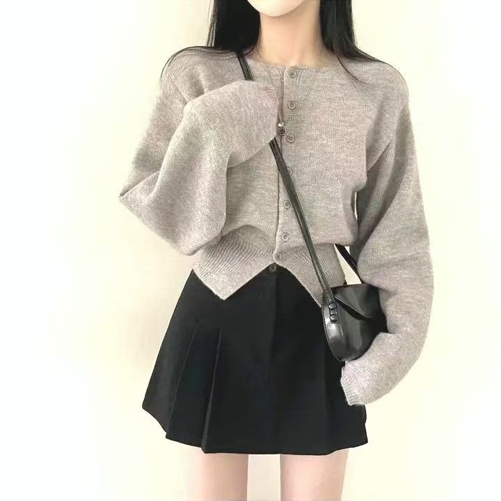 Cardigan court pour femmes avec patte de boutonnage et manches surdimensionnées Chic & Stil