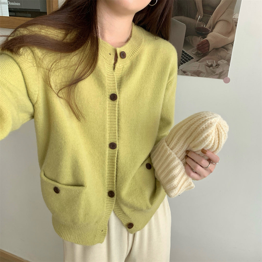 Cardigan en tricot pour femmes avec grandes poches et détails de boutons Chic & Stil