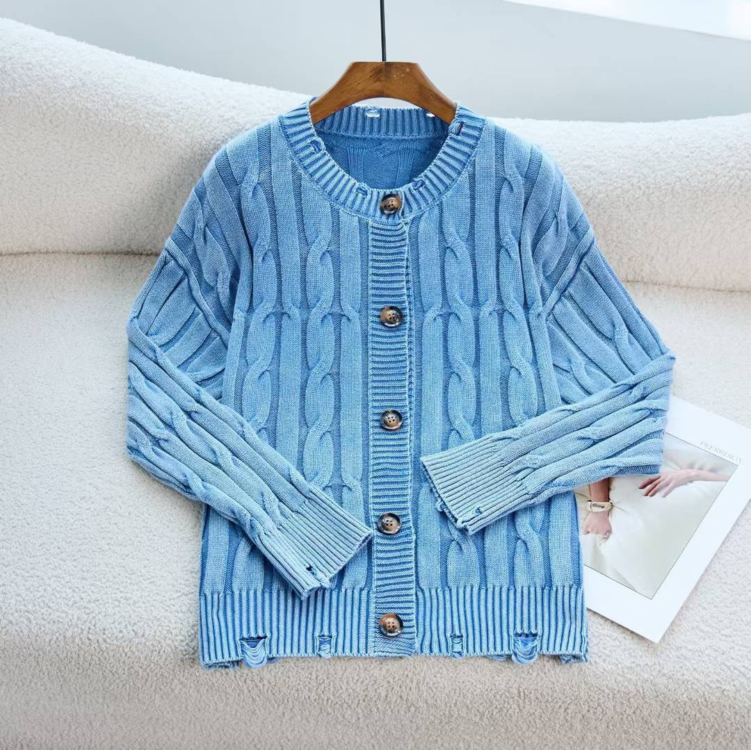 Cardigan pour femmes avec un design en câble élégant et des détails de bouton en bois Chic & Stil