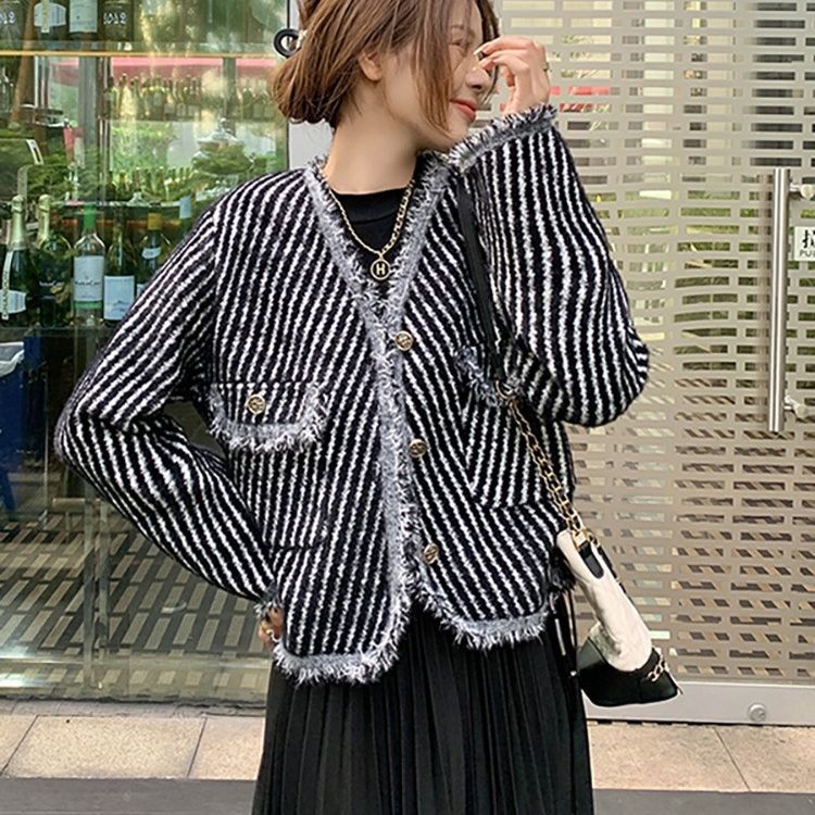 Cardigan pour femme avec un motif rayé caractéristique et des détails de boutons élégants Chic & Stil