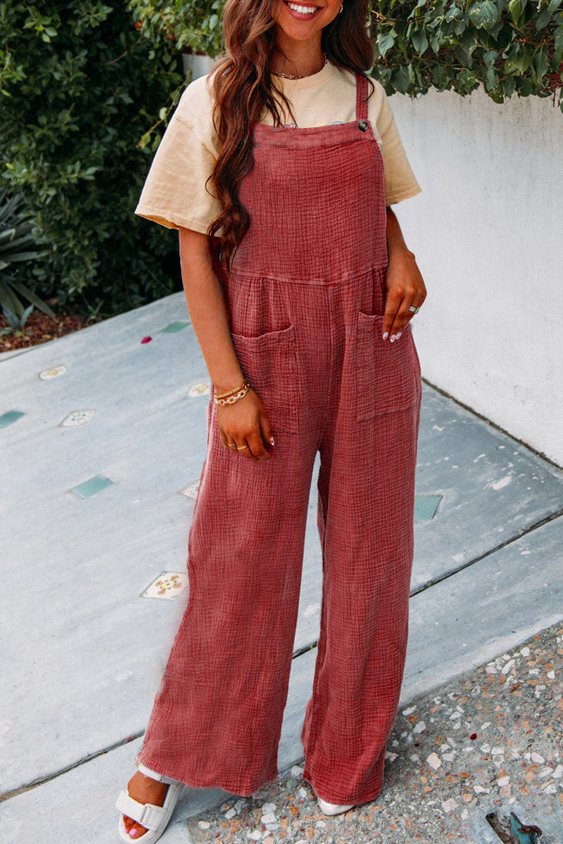 Casual jumpsuit for women with practical pockets and chic button decoration