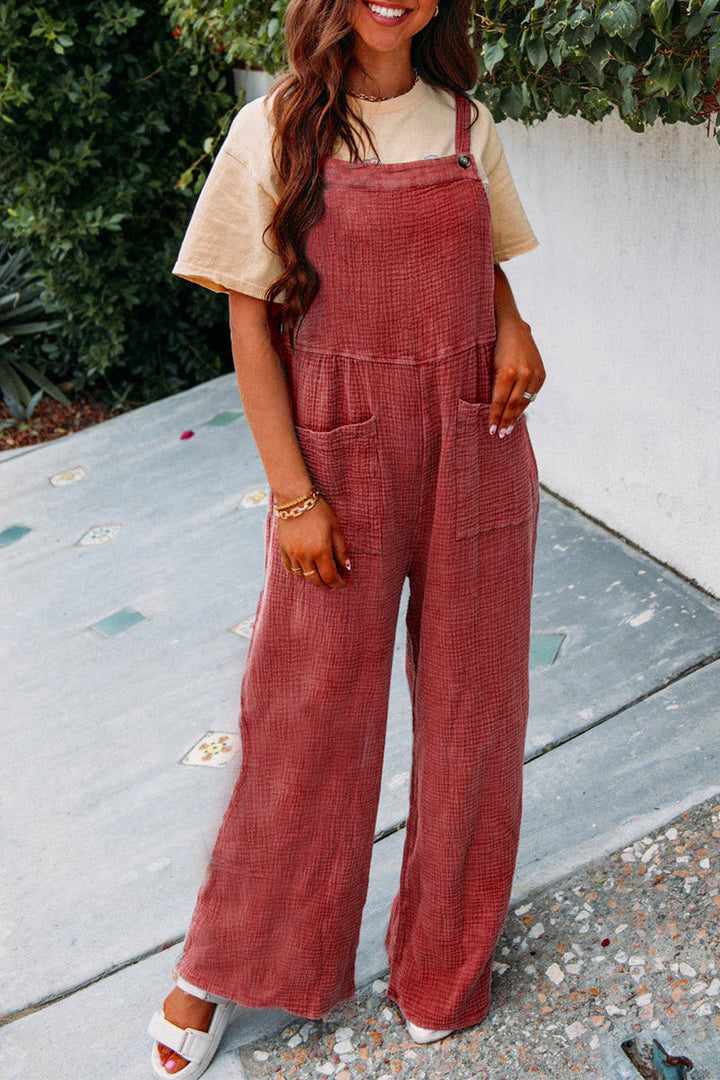 Casual jumpsuit for women with practical pockets and chic button decoration