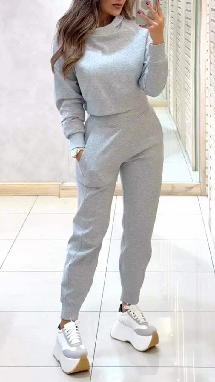 Ensemble de sport pour femmes avec crop top moderne et pantalons élastiques Chic & Stil