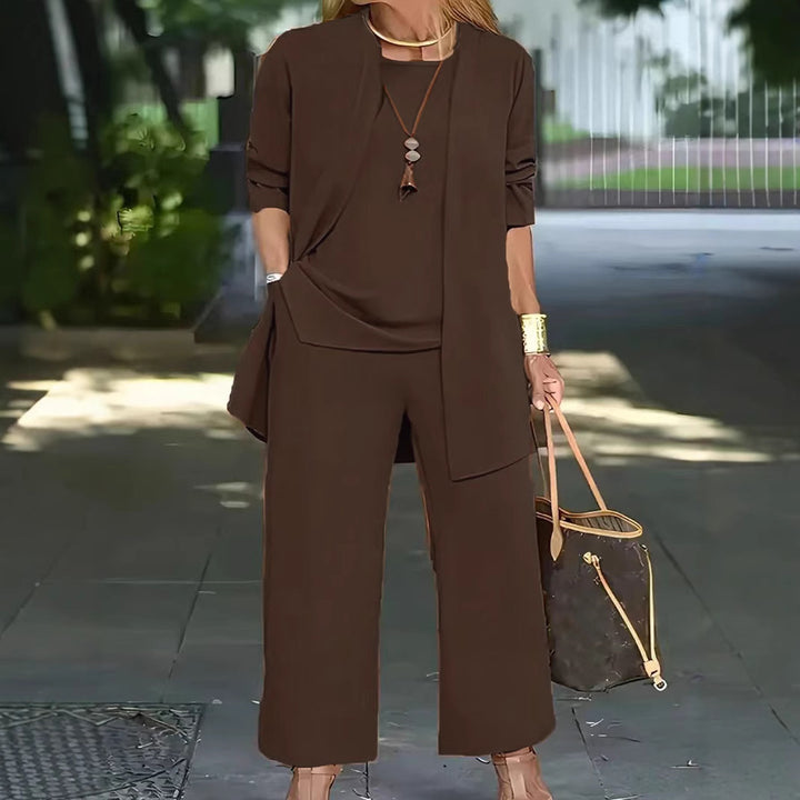 Two-piece casual and elegant set for women with a loose fit and modern accents Lune London