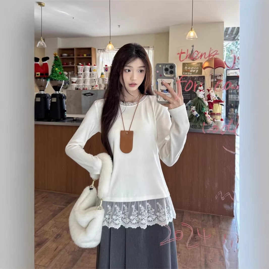 Women's long-sleeved top with delicate lace trim Chic & Stil