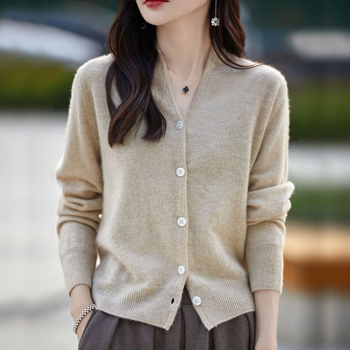 Cardigan en cachemire pour femmes avec des détails de boutons élégants et décolleté en V Lune London