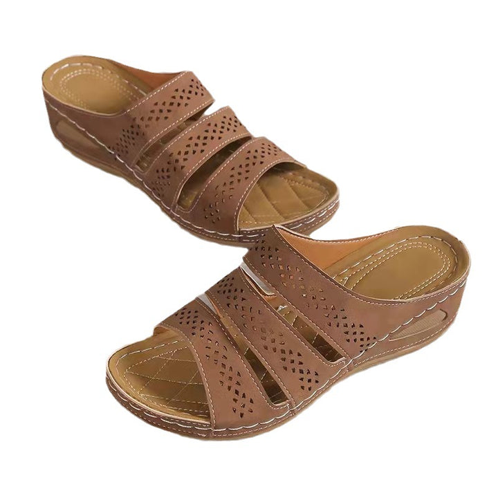 Comfortable ladies' sandals with separator straps, perforated straps, and an anatomical sole Lune London