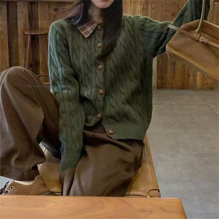 Cardigan pour femmes avec motif texturé et col de chemise classique Chic & Stil