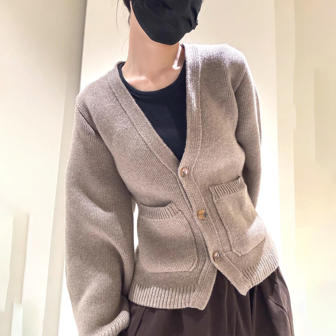 Cardigan pour femmes avec décolleté en V profond et poches Chic & Stil