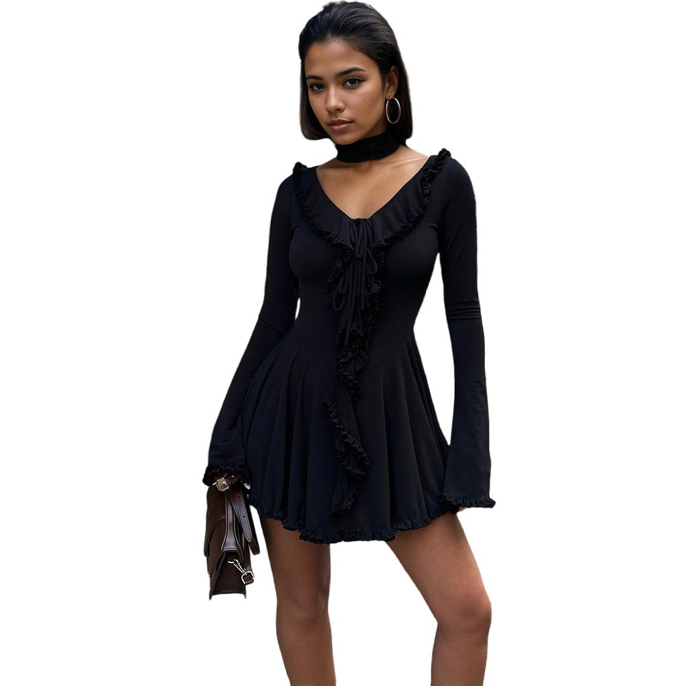 Robe mini femme avec détails volantés et chic col en V Chic & Stil