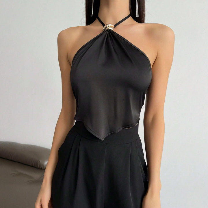Elegant halter top for women with shiny fabric and decorative bow Chic & Stil