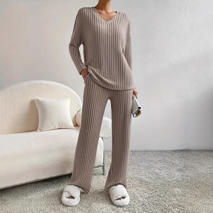 Dames Ensemble en tricot confortable avec décolleté en V et design côtelé Lune London