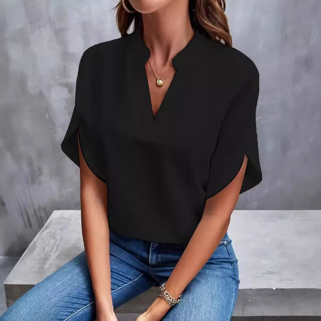 Women's blouse with a relaxed fit and elegant details Lune London