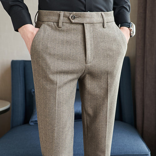Elegant suit trousers for men with a slim fit and fine texture Lune London