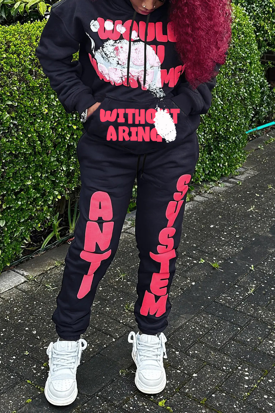 Sporty women's sweatpants and hoodie set with catchy logo Lune London