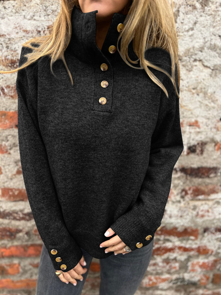 Pull confortable pour femmes avec col haut et détails de boutons décoratifs Chic & Stil