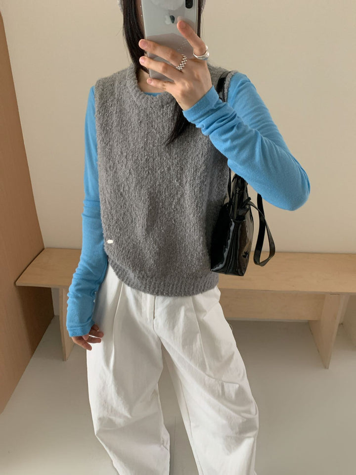 Knitted cardigan for women in soft and fluffy material with a chic and stylish modern fit
