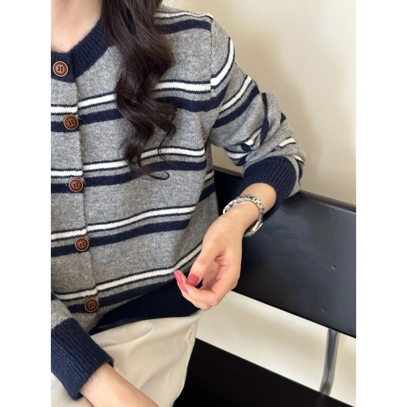Cardigan boutonné à la mode pour dames avec motif rayé Chic & Stil