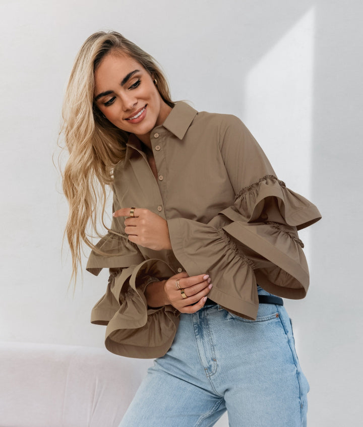 Women's blouse with voluminous ruffle details and a classic collar Lune London