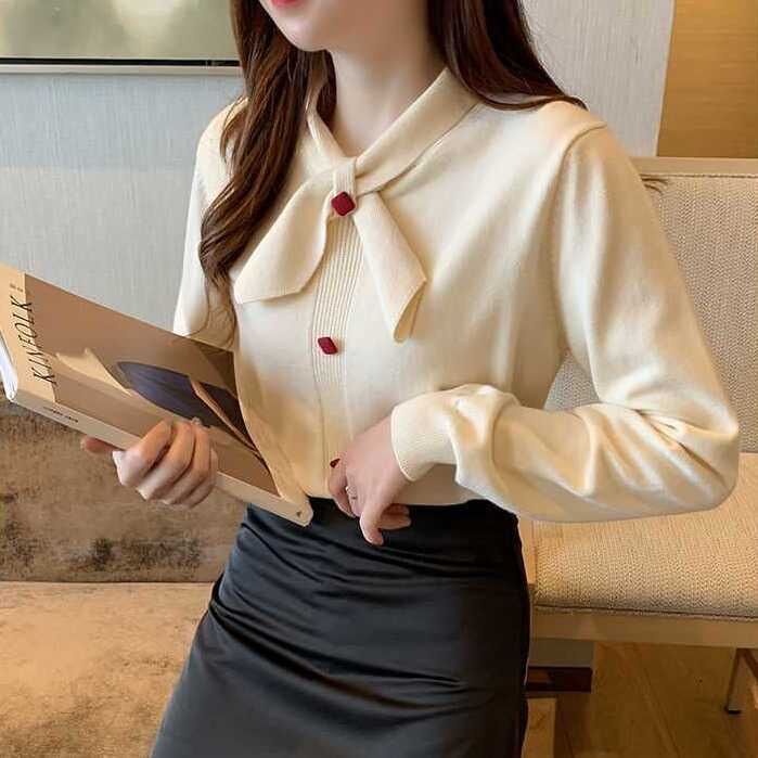 Blouse femme avec élégant col en nœud et détails de boutons décoratifs Chic & Stil