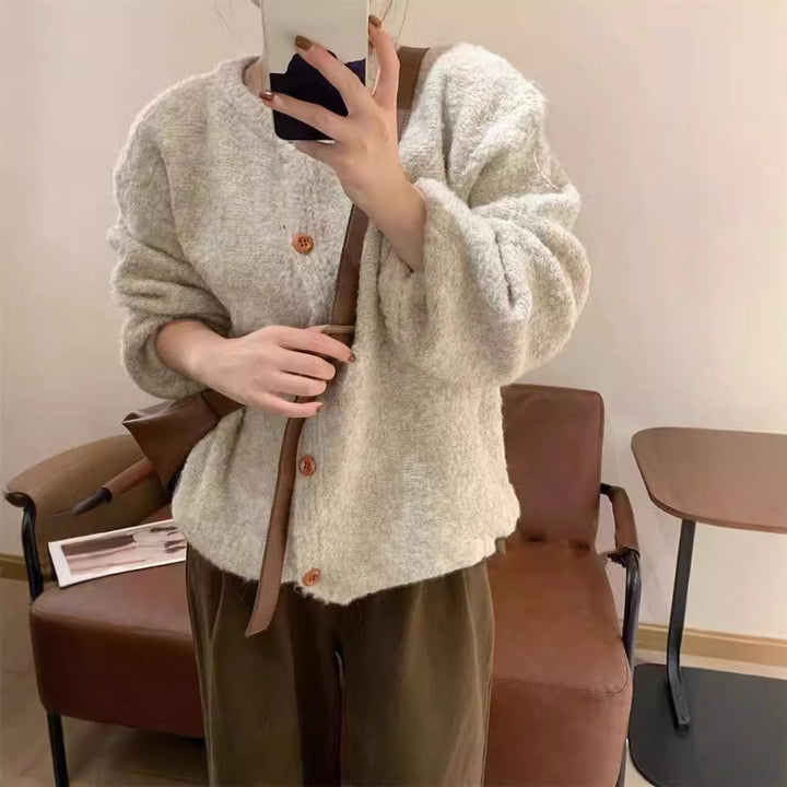 Cardigan confortable pour femmes avec détails de boutons et coupe ample Chic & Stil