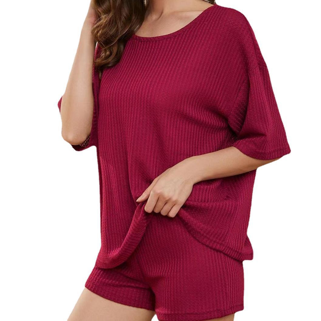Comfortable women's set made up of an oversized top and chic shorts