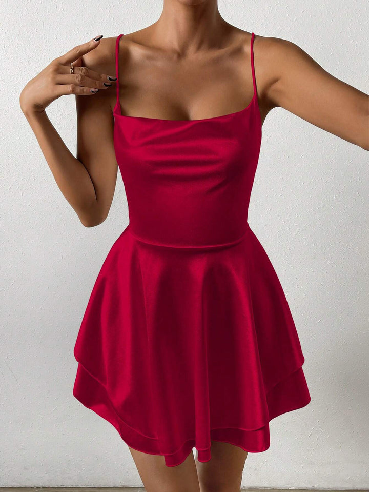 Robe décontractée féminine avec un design de bretelles délicates et une jupe évasée Chic & Stil
