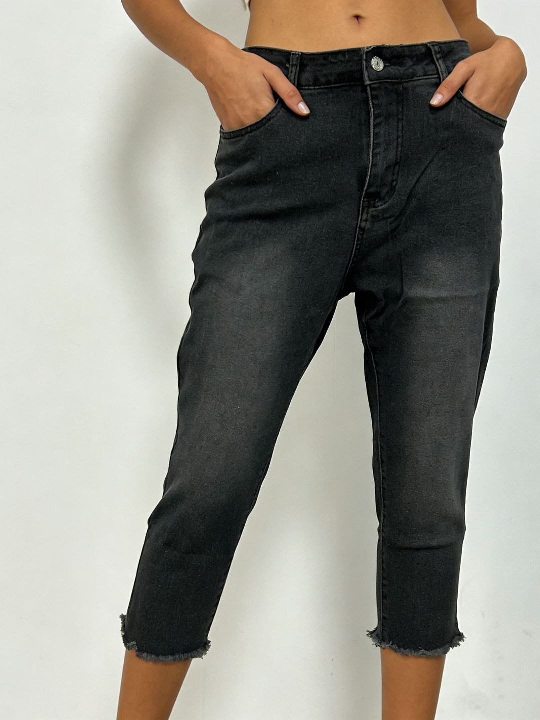 Women’s casual high-waist jeans with frayed hem and trendy cut Lune London